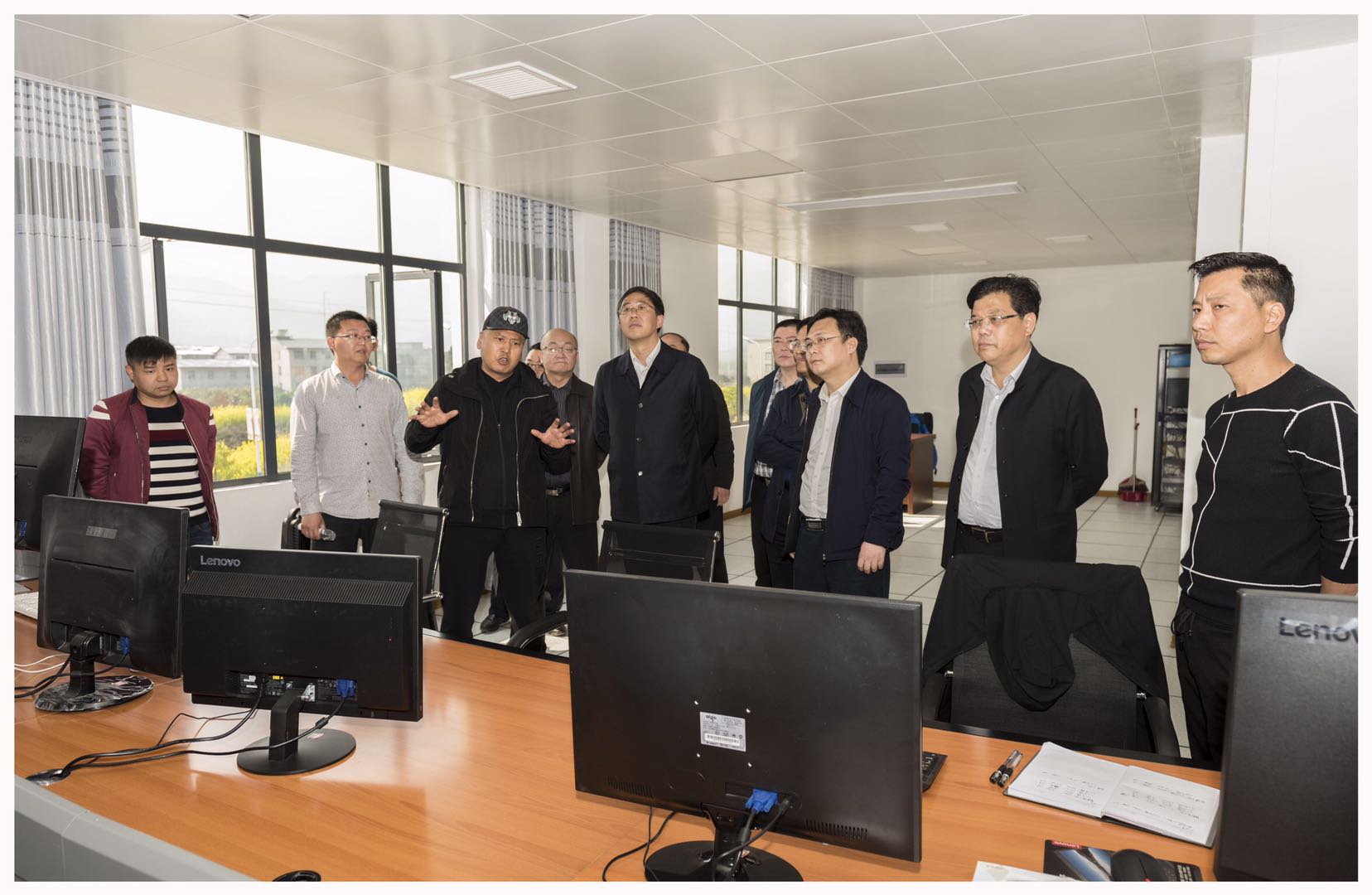 張家界市委、常委常務副市長羅智斌一行來我公司調(diào)研指導工作
